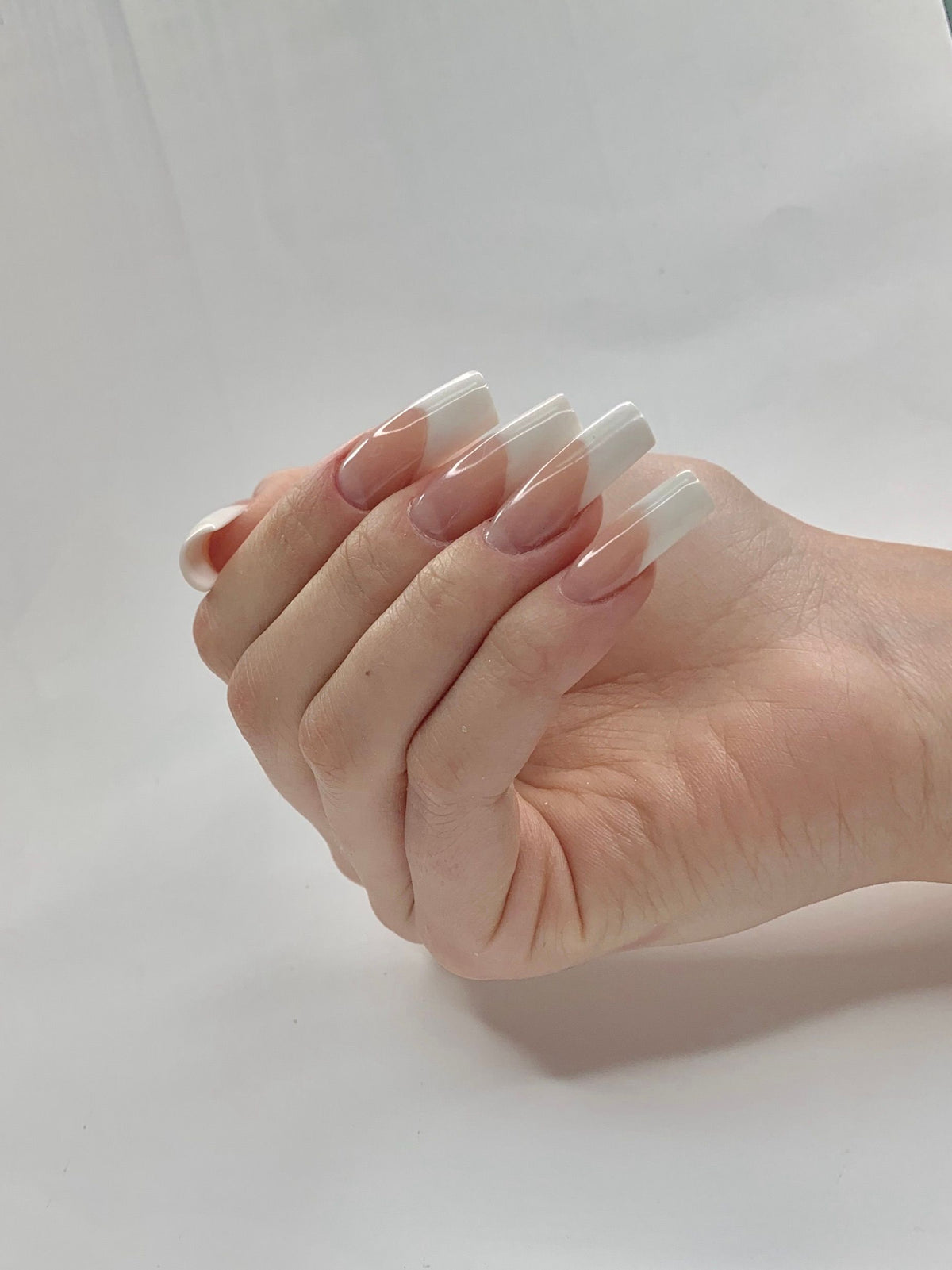 Main manucurée avec ongles carrés french manucure classique