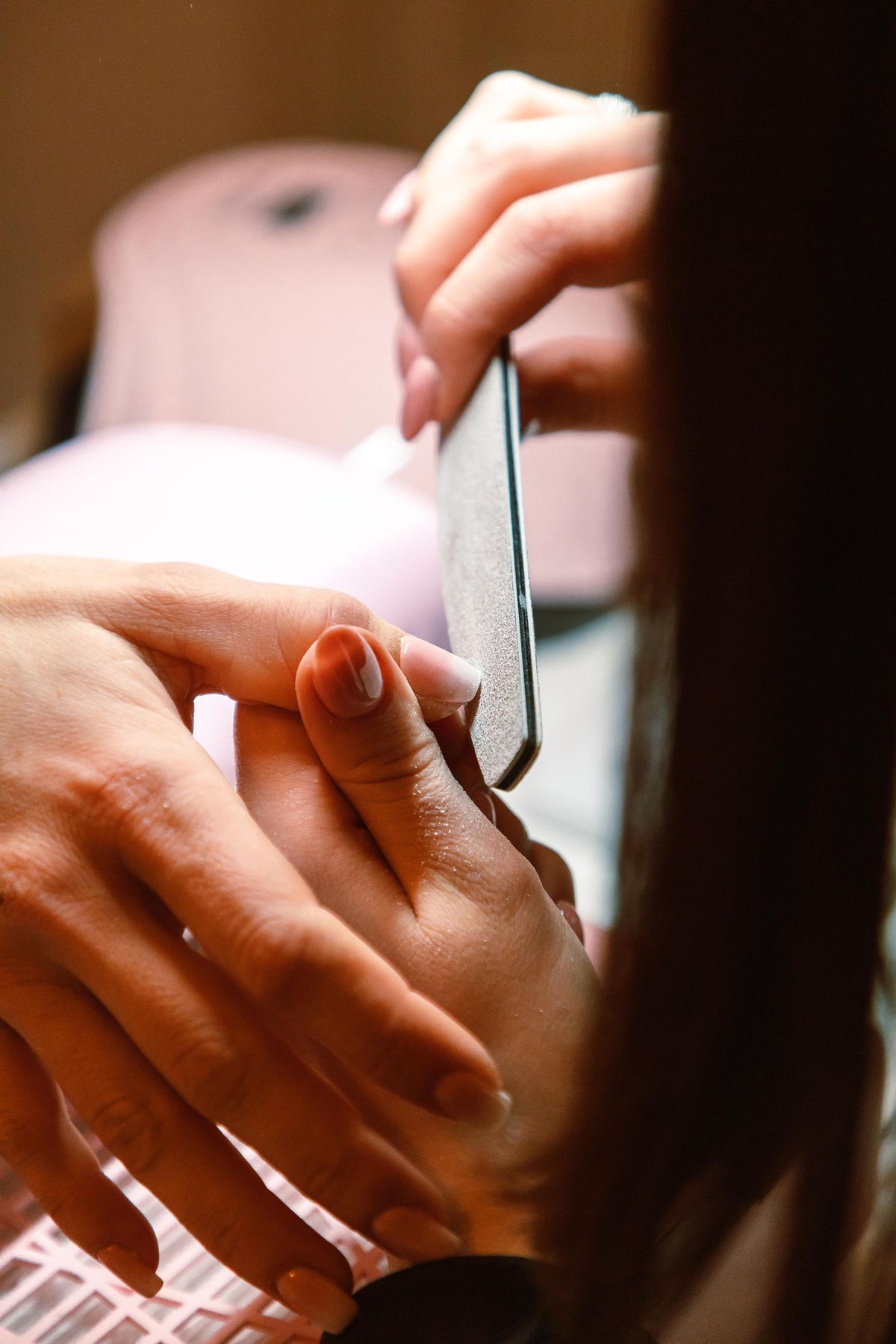 Séance de manucure professionnelle avec lime à ongles