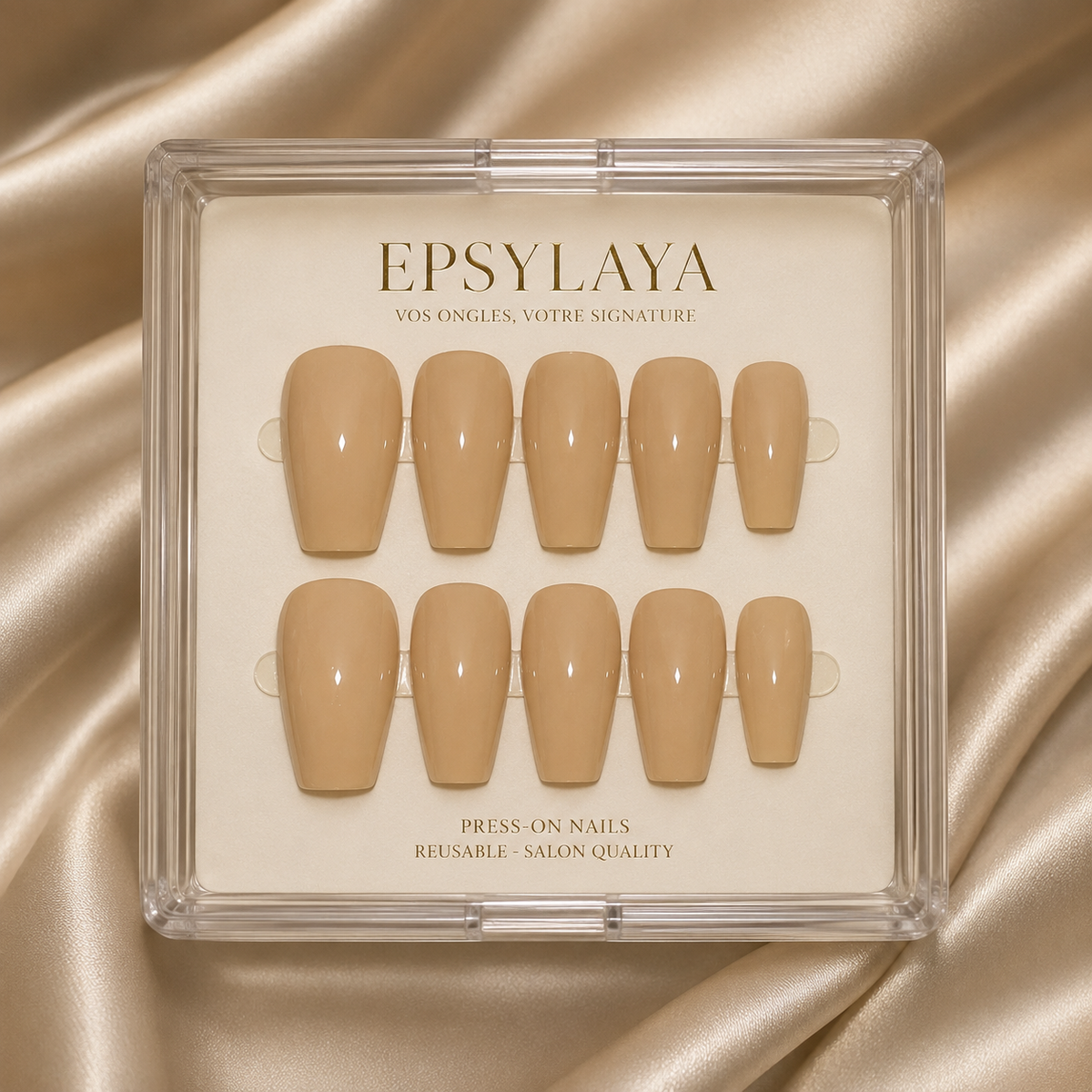 Press-on nails Beige Moka posés sur la main, Epsylaya Suisse