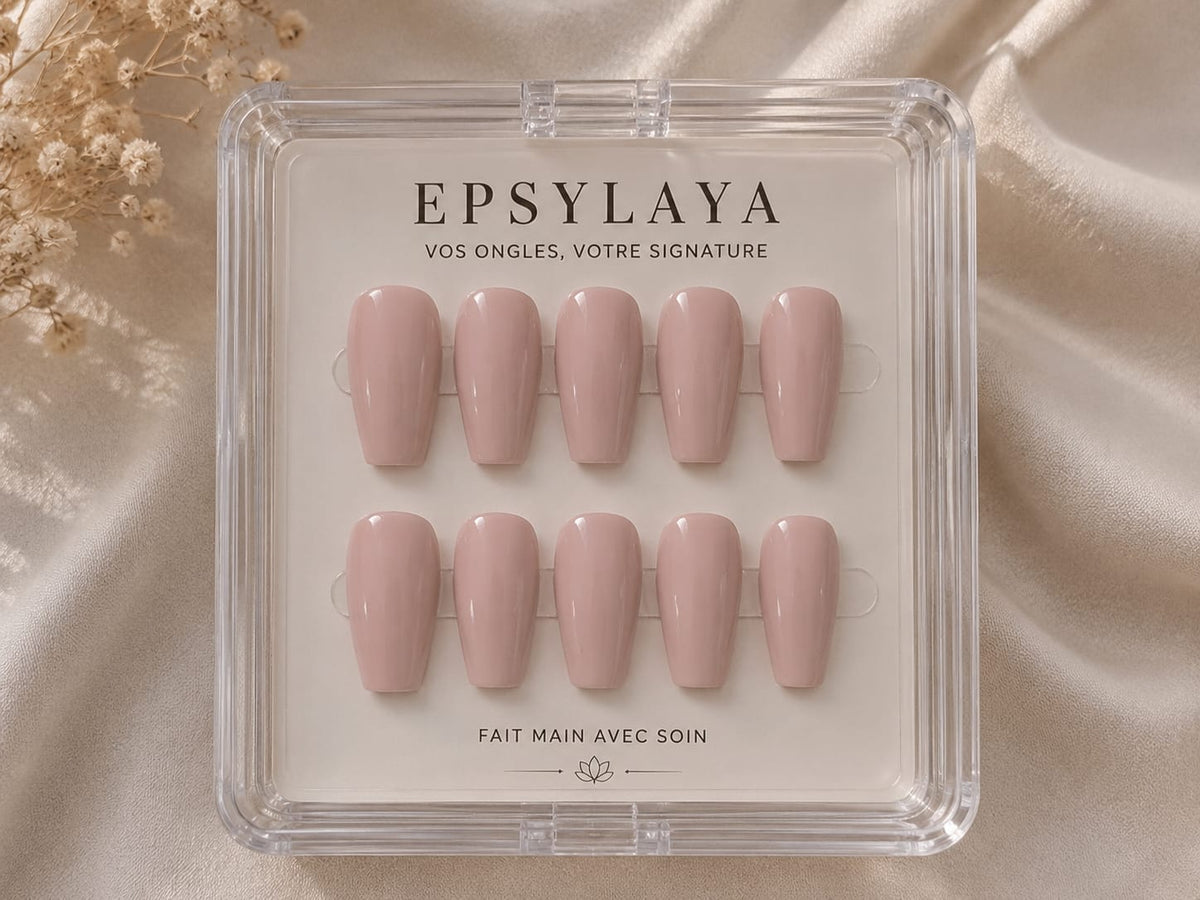 Press-on nails Vieux Rose poudré posés sur la main, Epsylaya Suisse
