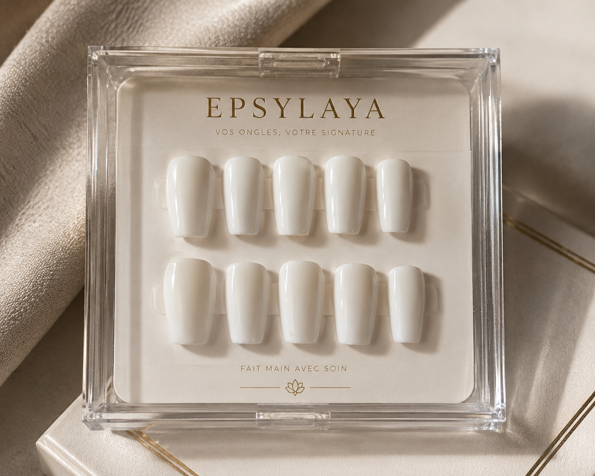 Press-on nails Blanc perle nacré posés sur la main, Epsylaya Suisse